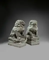 Chinesisch, Ming-Dynastie, Anfang Qing-Dynastie, Paar monumentale Wächterlöwen. 17. Jahrhundert, Grauer Kalkstein