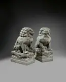 Paar monumentale Wächterlöwen. 17. Jahrhundert by Chinesisch, Ming-Dynastie, Anfang Qing-Dynastie, Grauer Kalkstein, sold May 2018