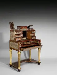 Hendrik van Soest, Grand bureau de la Chine“ – Schreibkabinett mit Boulle-Marketerie in Première partie, Um 1700, Boulle-Marketerie in rotgefärbtem Schildpatt, Messing, Zinn, Perlmutt, Kupfer und Palisander; Korpus und Schübe in Eiche und Nadelholz, zum Teil in Palisander furniert; gedrechselte Füße in Ebenholz; Kapitelle und Basen aus vergoldeter Bronze; Schrei