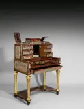 Hendrik van Soest, Grand bureau de la Chine“ – Schreibkabinett mit Boulle-Marketerie in Première partie, Um 1700, Boulle-Marketerie in rotgefärbtem Schildpatt, Messing, Zinn, Perlmutt, Kupfer und Palisander; Korpus und Schübe in Eiche und Nadelholz, zum Teil in Palisander furniert; gedrechselte Füße in Ebenholz; Kapitelle und Basen aus vergoldeter Bronze; Schrei