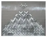 Heinz Mack, Ohne Titel (Spiegelpyramide), 1971, Edelstahl, verchromtes Zink auf Holz