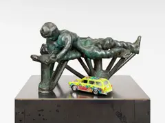 Thomas Schütte, Kriegerdenkmal VII, 2004, Bronze, patiniert, und Spielzeugauto auf originalem Stahlsockel
