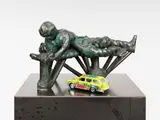 Thomas Schütte, Kriegerdenkmal VII, 2004, Bronze, patiniert, und Spielzeugauto auf originalem Stahlsockel