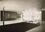 Ludwig Mies van der Rohe, Barcelona Pavillon, Innenansicht mit beleuchtbarer Glaswand und Onyxwand, 1929, Vintage. Silbergelatineabzug