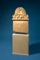 Griechisch, Palmettengekrönte Grabstele des Wahrsagers Pyrrhichos. 1. Hälfte des 4. Jahrhunderts v. Chr, Pentelischer Marmor