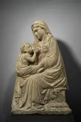 wohl Lombardei Italienisch, Thronende Muttergottes – Maria lactans. Um 1400, Kalkstein; Reste polychromer Fassung