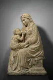 wohl Lombardei Italienisch, Thronende Muttergottes – Maria lactans. Um 1400, Kalkstein; Reste polychromer Fassung