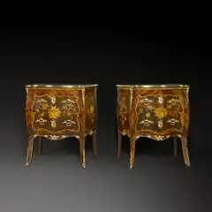 Dresdner Hoftischler, Paar Pfeilerkommoden mit reicher floraler Marketerie – im Stil der Brüder Johann Friedrich (1726–1793) und Heinrich Wilhelm Spindler (1738–1788), Um 1755, Marketerie in Palisander, Buchsbaum, Zeder, Ahorn, teilweise in Eisenchlorid gefärbt, brandschattiert und graviert; Korpus in Kiefer; Schübe in Buche; Bronzebeschläge, feuervergoldet; Eisenschlösser; Schlüssel