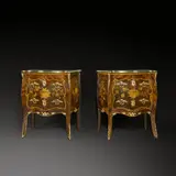 Dresdner Hoftischler, Paar Pfeilerkommoden mit reicher floraler Marketerie – im Stil der Brüder Johann Friedrich (1726–1793) und Heinrich Wilhelm Spindler (1738–1788), Um 1755, Marketerie in Palisander, Buchsbaum, Zeder, Ahorn, teilweise in Eisenchlorid gefärbt, brandschattiert und graviert; Korpus in Kiefer; Schübe in Buche; Bronzebeschläge, feuervergoldet; Eisenschlösser; Schlüssel