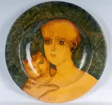 Franco Gentilini, Polychrome ceramic pomp plate, Decorated with a woman's face and a cat in ochre on a green background. Signed on the back by Manifattura