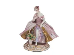 Guido Cacciapuoti, Figura in porcellana, raffigurante una dama con cesto di fiori