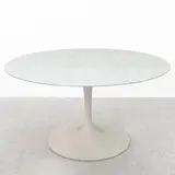 Eero Saarinen, Prod. Knoll International, Tulip mod. table in lacquered aluminum and marble