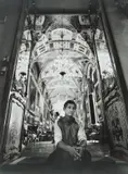 Lala Meredith-Vula, Romanian Man at Doria Pamphili Gallery, Rome, serie Marginalised Society, 2001, C-print