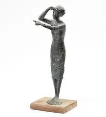 Donna che guarda l'orizzonte by Quinto Martini, scultura in bronze, offered May 2026