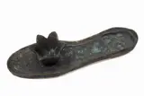 Karin Grudda, Scarpetta, 2000, scultura in bronze