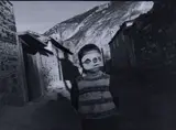 Yordan Yordanov, Bambino con maschera, Bulgaria, 1994, Stampa ai sali d'argento