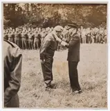 Robert Capa, Giorgio VI re d'Inghilterra in visita in Francia decora il General Maggiore R.L.F. Keller