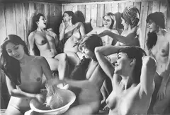 Gruppo di ginnaste dopo l'allenamento nella sauna di Celjabinsk by Sergei Vasiliev, 1980, Stampa ai sali d'argento, offered May 2021