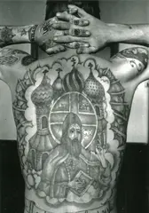 Dalla serie «Russian Criminal Tattoo Encyclopaedia» by Sergei Vasiliev, 1980, Stampa ai sali d'argento, offered May 2021