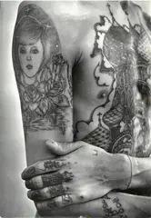 Dalla serie «Russian Criminal Tattoo Encyclopaedia» by Sergei Vasiliev, 1980, Stampa ai sali d'argento, offered May 2021