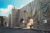 The Wall-Wrapped Roman Wall by Christo, 1974, Stampa offset, offered Apr 2021