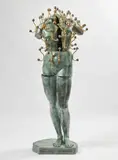 Arman, La Bien Vêtue, 1998, scultura in bronze a patina verde con applicazioni in ottone