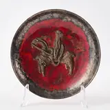 Pietro Melandri, Piatto con decoro a rilievo raffigurante cavallo con cavaliere