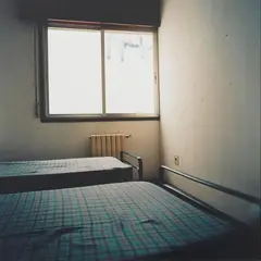 Elisa Sighicelli, Santiago: Bedroom, 2000, fotografia a colori parzialmente retroilluminata on lightbox