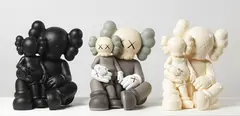 Holiday - Changbai Mountain (black, brown e snowy white) by Kaws, 2022, Tre sculture in vinile verniciato, offered Dec 2022