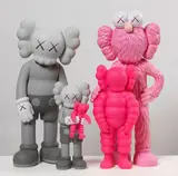 Kaws, Family, 2021, Scultura in vinile verniciato