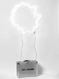 Michelangelo Pistoletto, Tutti designers, 1989, Lampada da parete al neon con valigia in alluminio serigrafata