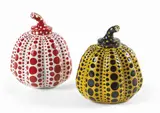 Pumpkins by Yayoi Kusama, Due multipli in resina, offered Dec 2021