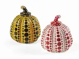 Pumpkins by Yayoi Kusama, Due multipli in resina, offered Dec 2021