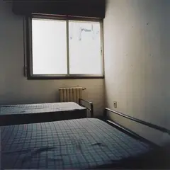 Elisa Sighicelli, Santiago: Bedroom, 2000, fotografia a colori parzialmente retroilluminata on lightbox