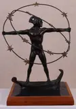 Ugo Attardi, L'uomo e l'aurora, scultura in bronze on lastra in acciaio a specchio on base in legno