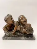 Scultura in bronzo di Bambini che giocano con una conchiglia by Vincenzo Aurisicchio, Base in marmo nero misure comprensive di base, offered Jun 2025