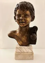 Scultura di scugnizzo in bronzo brunito by Giovanni De Martino, Base in marmo H, offered Jun 2025