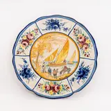 Tommaso Cascella, Piatto con bordi mistilinei decorato nella tesa con motivo alternato di fioracci e fiore blu.
