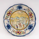 Tommaso Cascella, Piatto con bordi mistilinei decorato nella tesa con motivo alternato di fioracci e fiore blu.