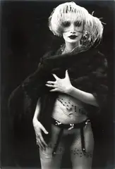 Irina Ionesco, Modella con piume, 1970
