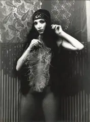 Irina Ionesco, Femme à la plume, 1973, stampa fotografica ai sali d'argento