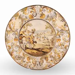 Carlo Antonio Grue, Maiolica decorata in policromia. Nel cavetto è raffigurata una scena di caccia all'antilope con leopardo, [..], La tesa è decorata con girali a foglie d'acanto nei toni del blu