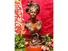 Hippolyte Moreau, La Moqueuse, busto femminile in metallo