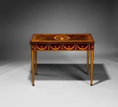 Ebenistenwerkstätten von Okhta bei St. Petersburg, Spieltisch aus dem Besitz Kaiserin Katharinas II. von Russland (1726–1796) – Werkstatt Christian Meyer (tätig 1774–1790er Jahre), Um 1785, Nadelholz, furniert; Marketerie von Palisander, Zitronenholz, Ahorn, Rosenholz, gefärbtes Obstholz; Messingbeschläge