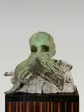 Jonathan Meese, Stalinietsche“ (Stalinieztsche de Large, im achten Ozean) [!]., 2006, Bronze mit grüner und weißer Patina auf Steinplinthe montiert. Höhe 66,5 cm (ohne Plinthe) (26 ⅛ in. (ohne Plinthe))