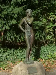 Fritz Klimsch, In Wind und Sonne, 1936, Bronze mit grünbrauner Patina, auf Steinfindling montiert