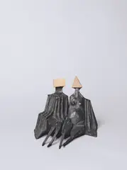 Sitting Couple by Lynn Chadwick, 1973, Bronze mit schwarzer Patina (die Gesichter poliert), sold Jun 2023
