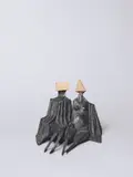Lynn Chadwick, Sitting Couple, 1973, Bronze mit schwarzer Patina (die Gesichter poliert)