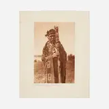 Edward S. Curtis, Hamasaka in Tlu'wuláhu Costume with Speaker's Staff - Qagyuhl