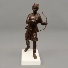 Diana Cazadora, SIGLO XX, Bronce, patinado en color marrón; base de alabastro